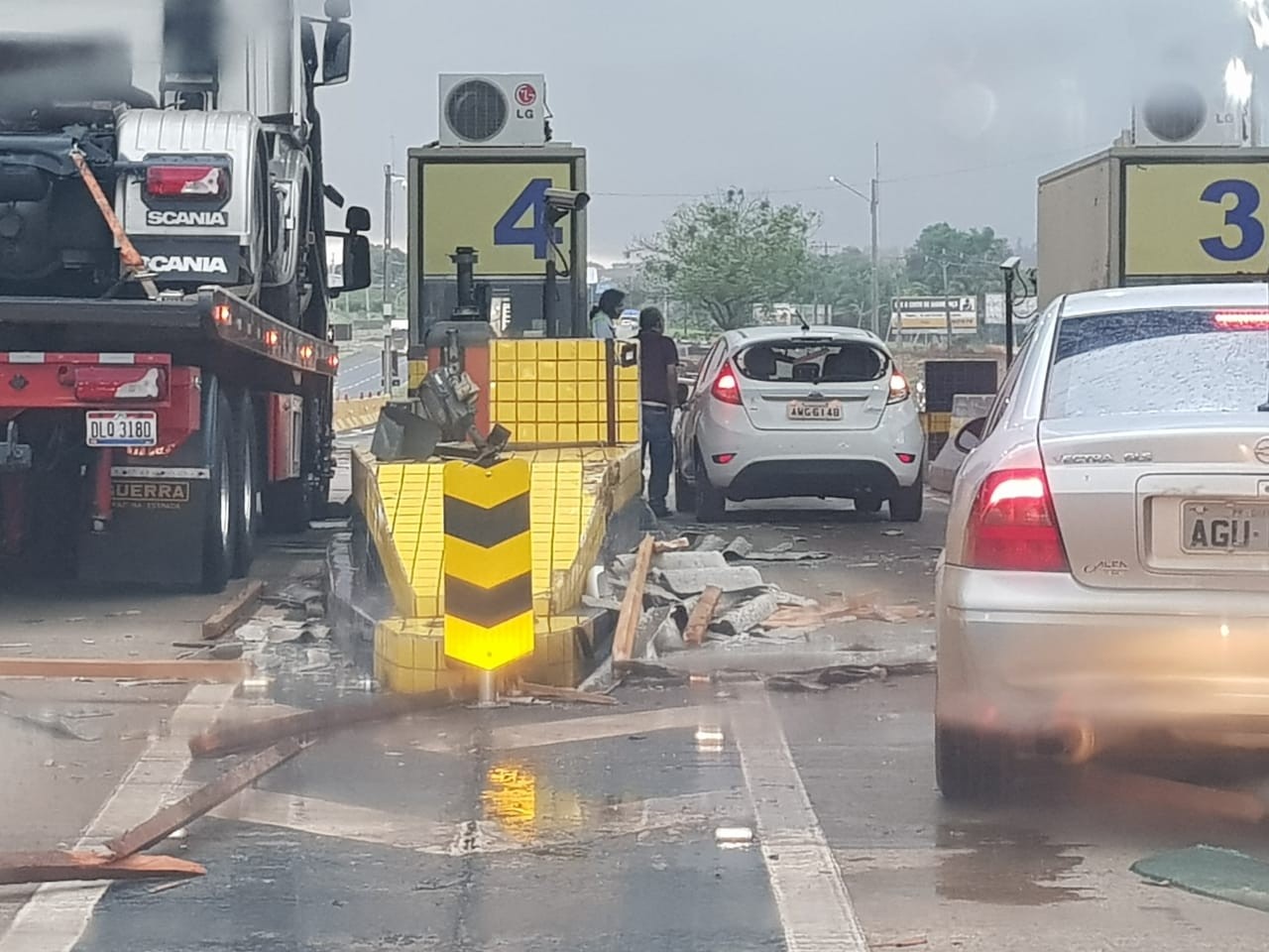 Vendaval provoca estragos na praça de pedágio de Mandaguari