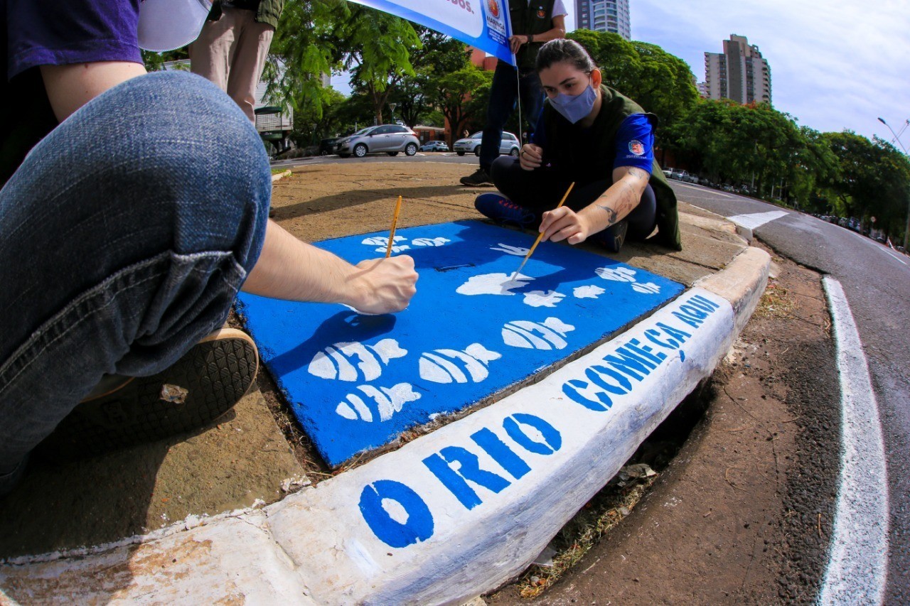 Bueiro da Avenida Tiradentes é pintado para lembrar o Dia do Rio