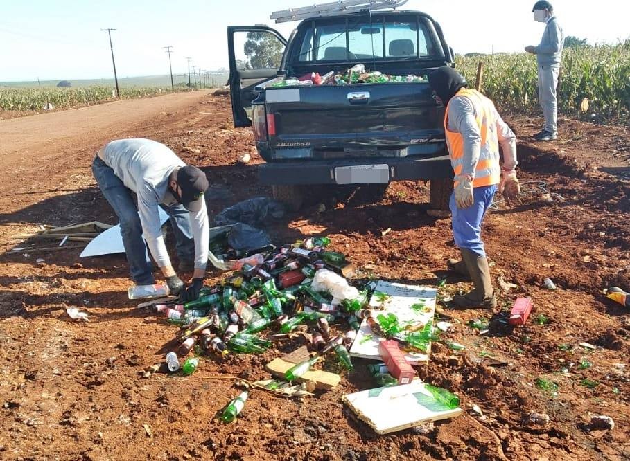 Funcionários de empresa são flagrados descartando centenas de garrafas de vidro irregularmente