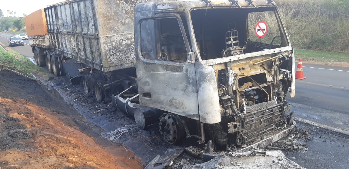 Caminhão pega fogo na BR-376 em Nova Londrina