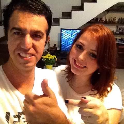 Noivos surdos se casam em cerimônia celebrada pelo único padre surdo do Brasil