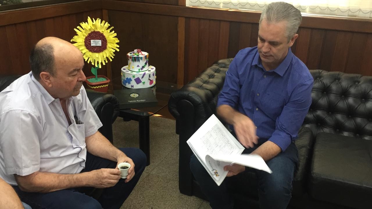 Conseg entrega ao prefeito abaixo-assinado contra Casa de Semiliberdade