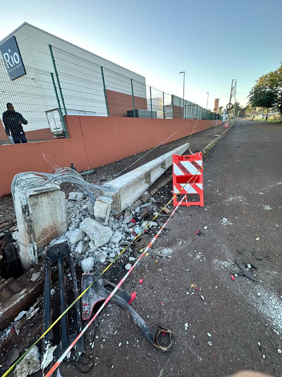 Carreta bate em poste e derruba fiação energizada em Maringá