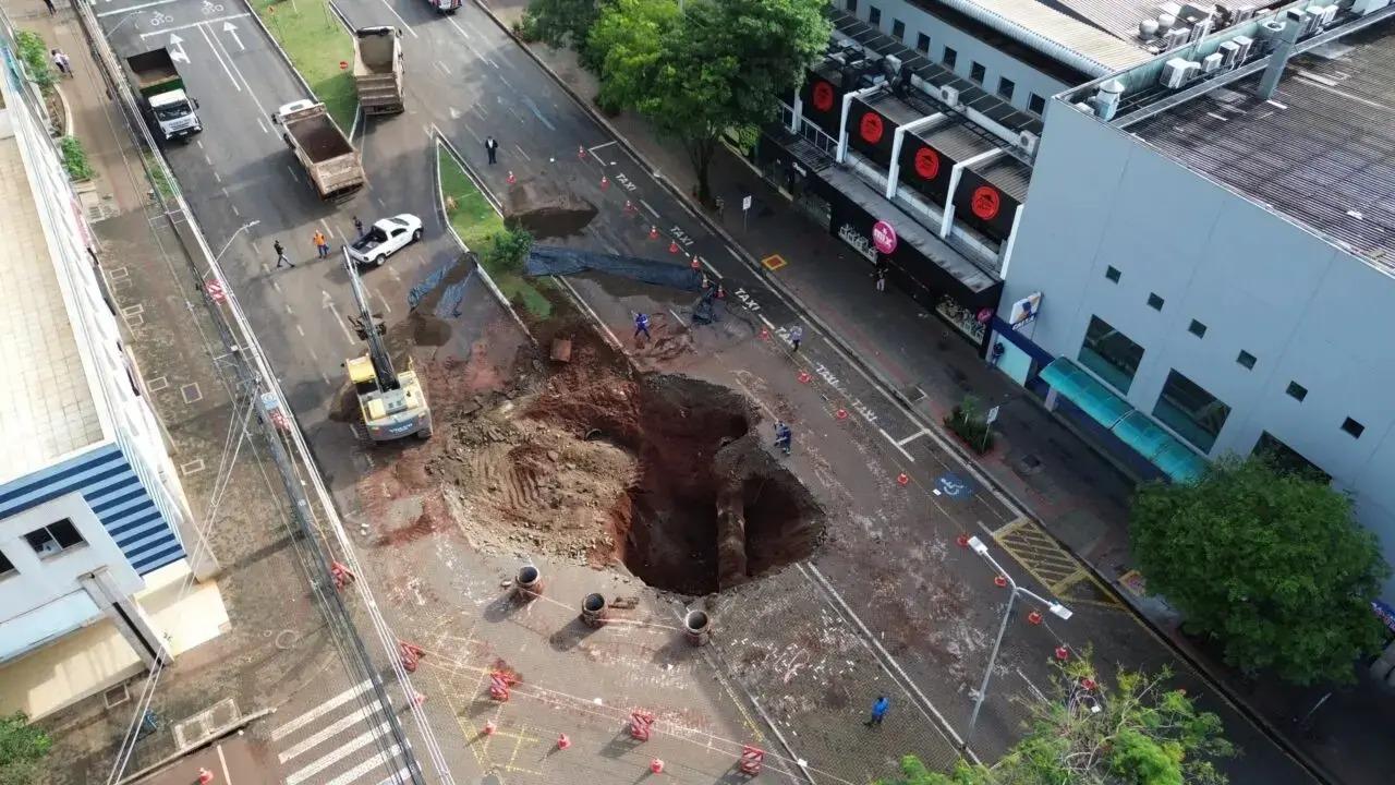 Imagens aéreas mostram dimensão da cratera na Avenida São Paulo, em Maringá; veja