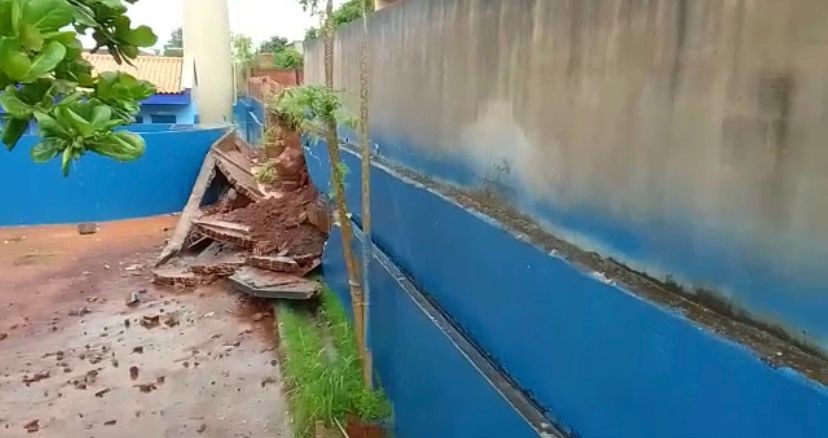 Volume de chuva derruba muro de Cmei em Floresta