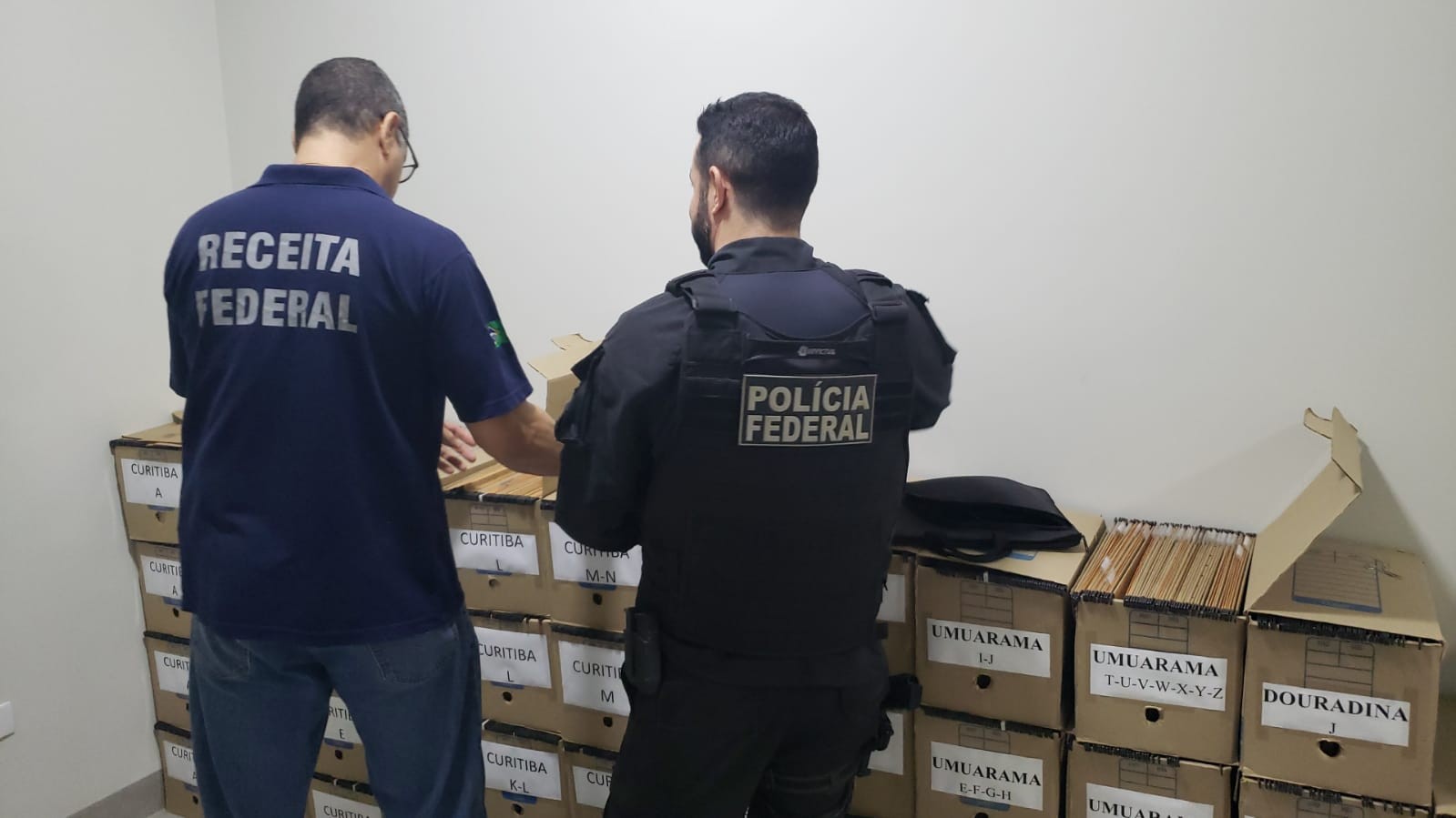 Operação cumpre mandados na região por golpe de falsos investimentos na bolsa de valores