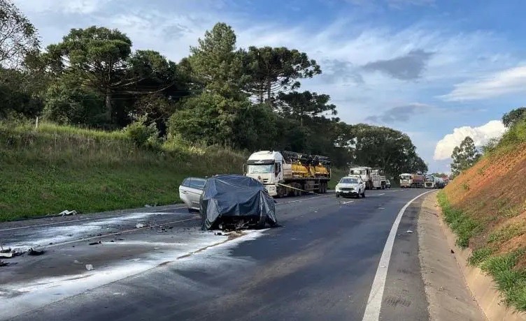 Acidente entre carros e caminhão termina com um morto na BR-277