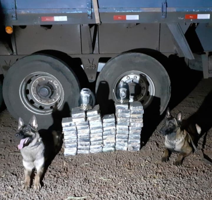 Motorista de caminhão é preso com 58 tabletes de pasta base de cocaína