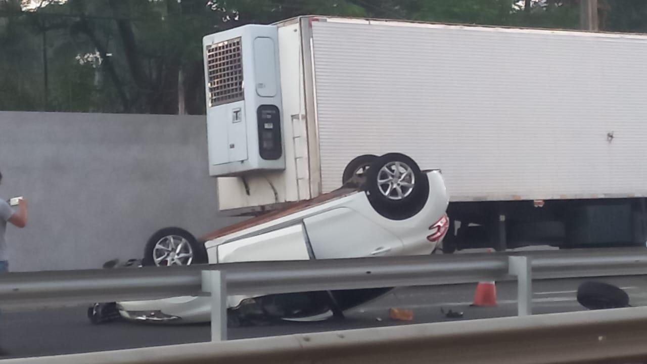 Carro capota na Avenida Morangueira