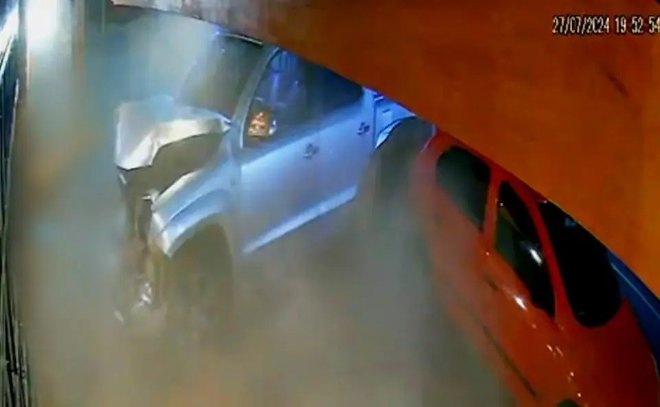 Motorista com CNH suspensa invade churrascaria e mata duas pessoas, em Ibiporã