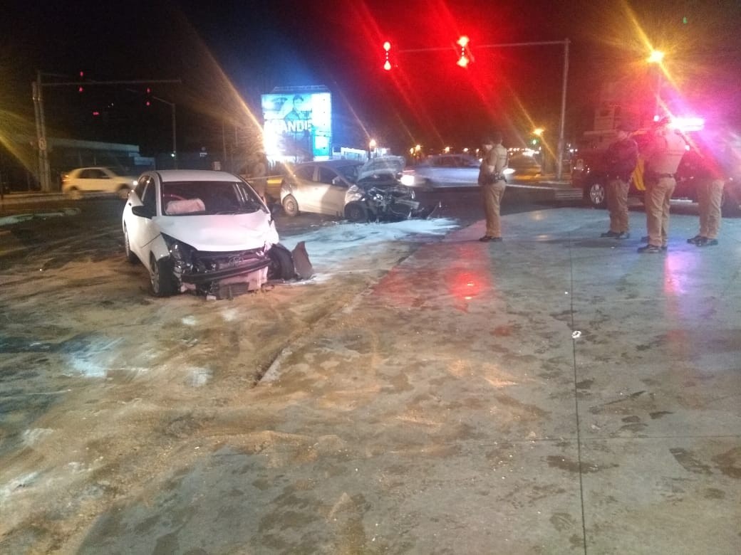 Batida entre veículos nesta madrugada deixa feridos