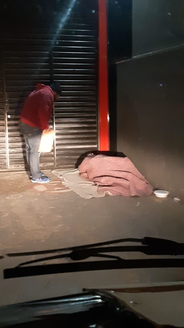 Quase 50 cobertores foram distribuídos para moradores de rua