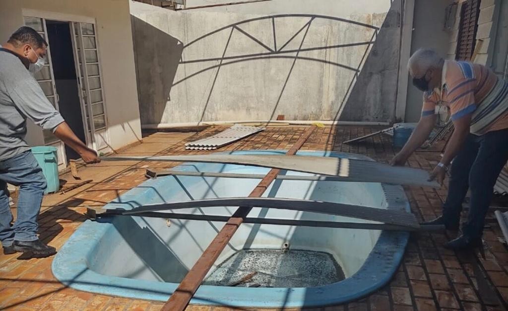 Agentes do setor de endemias vedam piscina em casa abandonada de Sarandi