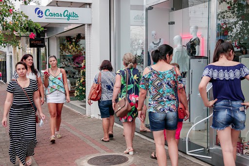 Em Apucarana, parte do comércio volta a funcionar