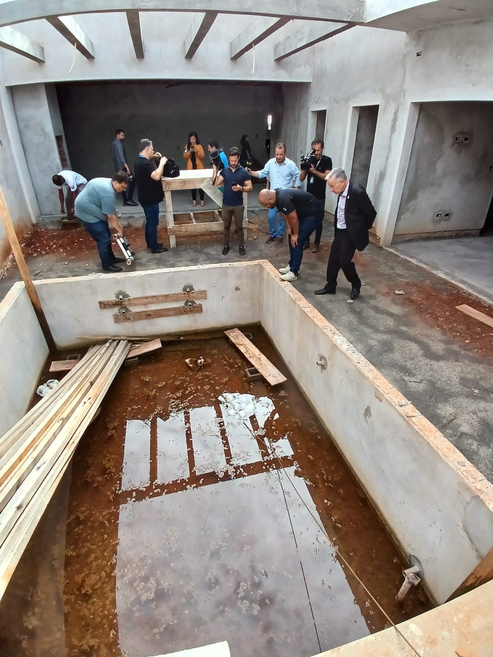 Polícia Civil e Secretaria de Saúde forçam entrada em novo imóvel