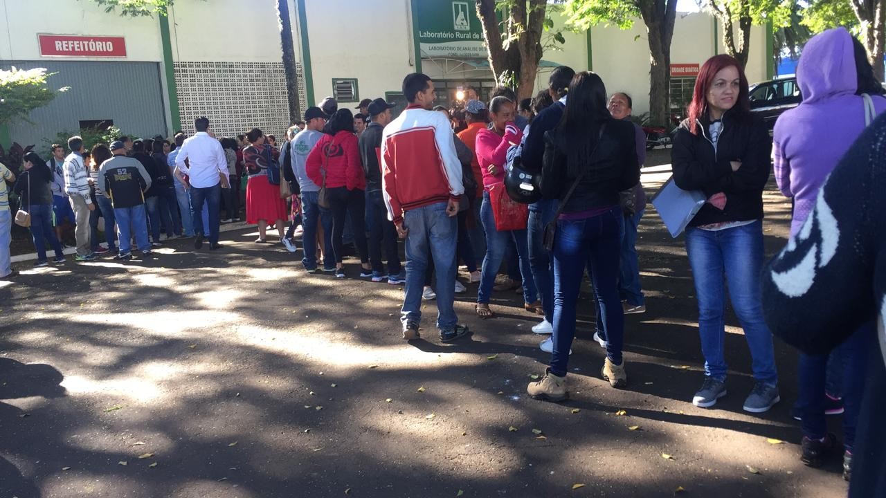 Centenas de candidatos enfrentam fila em busca de trabalho temporário