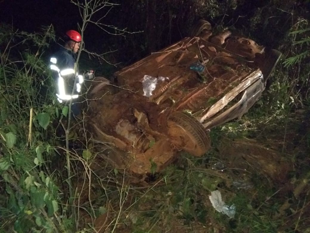 Carro lotado capota na BR-376 e deixa seis feridos