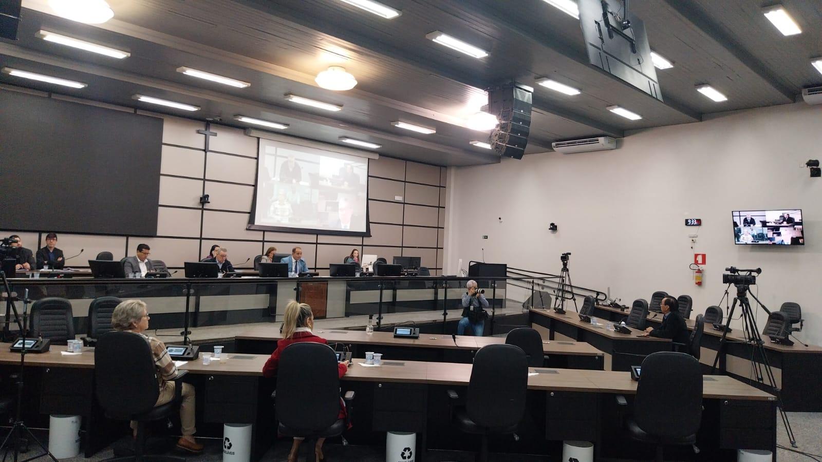 Mário Hossokawa é sabatinado em CP contra Cris Lauer