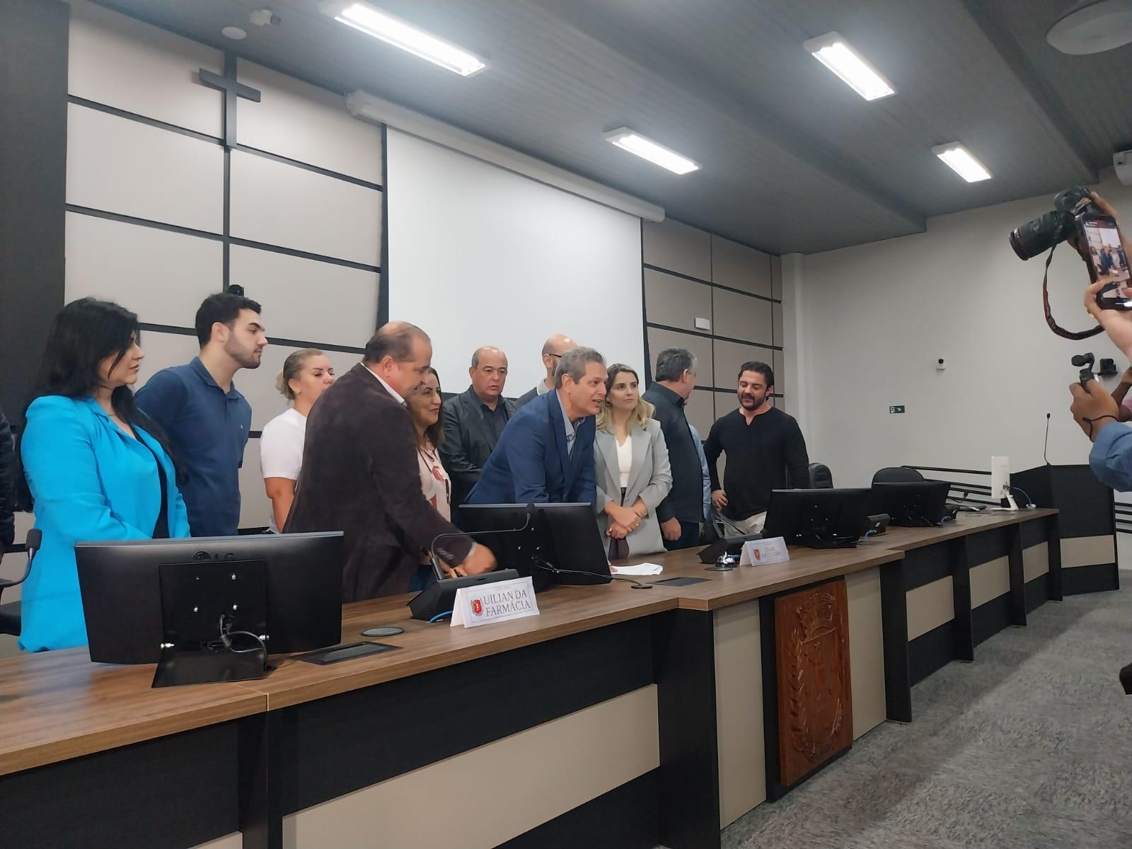 Prefeito protocola projeto que atende demanda histórica da enfermagem