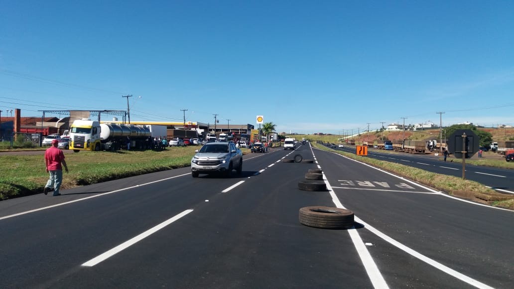 Caminhoneiros protestam na rodovia BR-376 em Mandaguaçu
