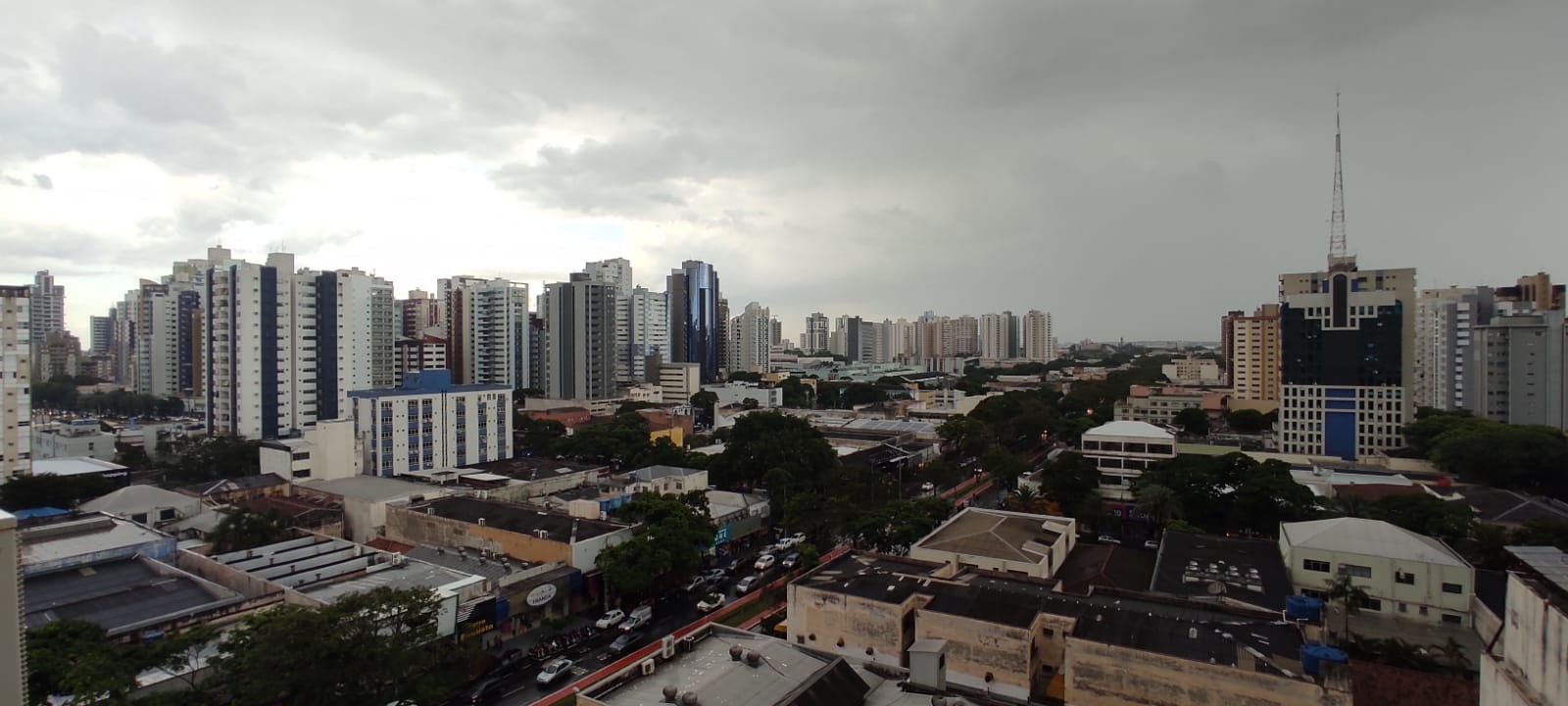 Domingo de Natal com tempo instável em Maringá