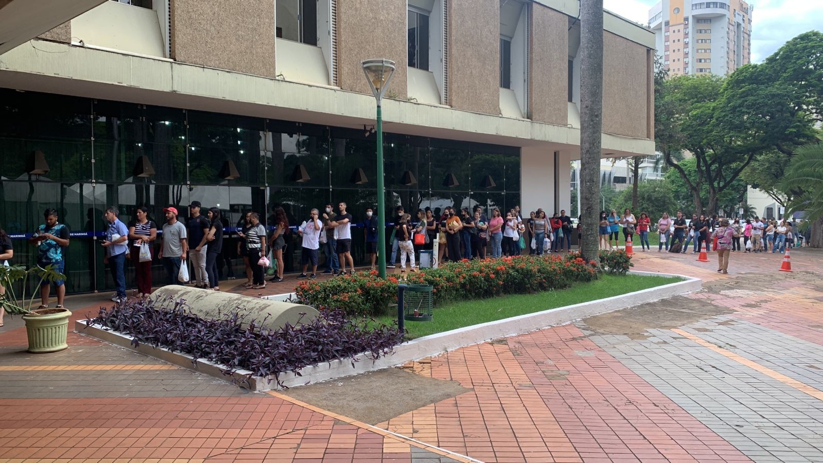 Fila é grande para a troca de alimentos por ingresso para show na Expoingá