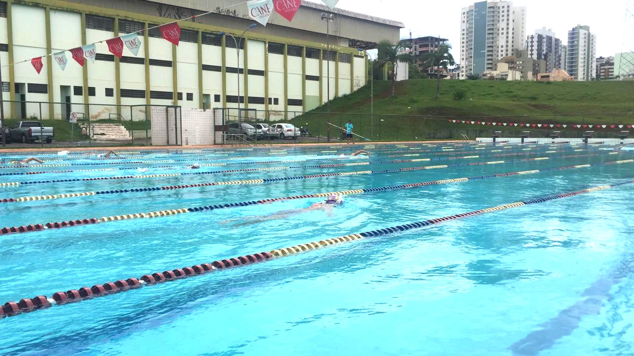 Nadadores vão se revezar durante 25 horas