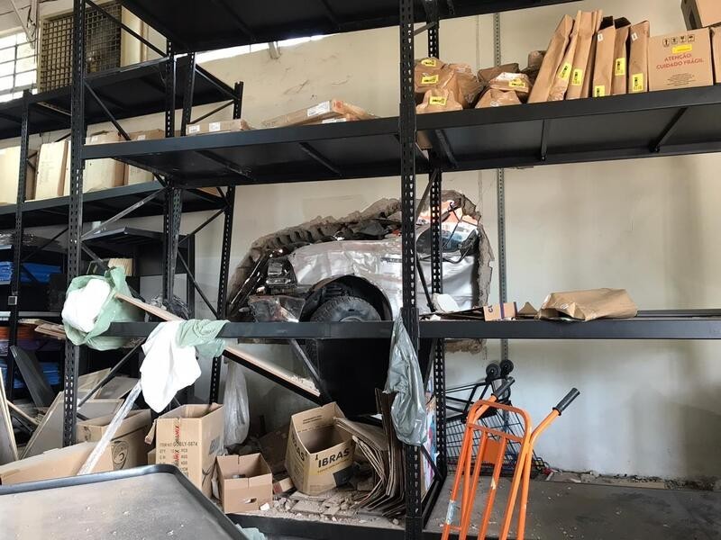 Caminhonete invade empresa e dois ficam feridos em Maringá