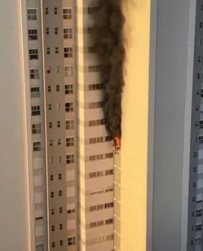 Após incêndio em prédio, bombeiros orientam moradores de edifícios