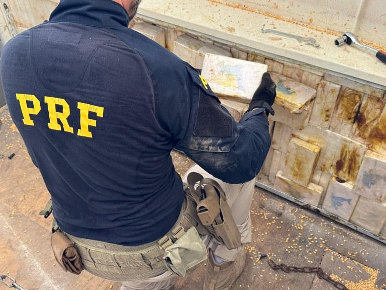 PRF apreende 438 quilos de cocaína em fundo falso de carreta