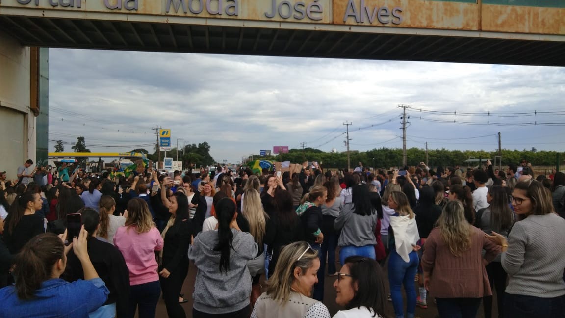 Funcionários deixam shoppings atacadistas em apoio à greve