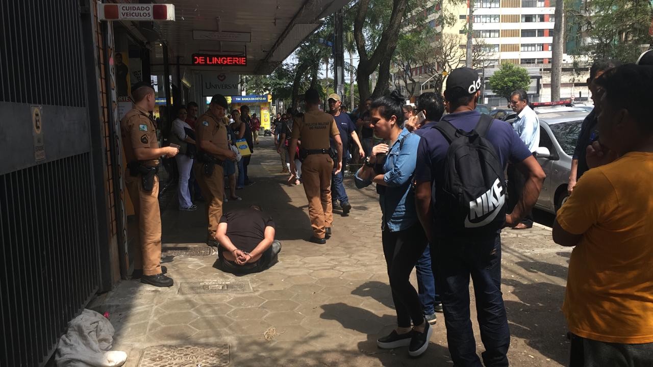 Homem quebra vidros de igreja e é contido por populares