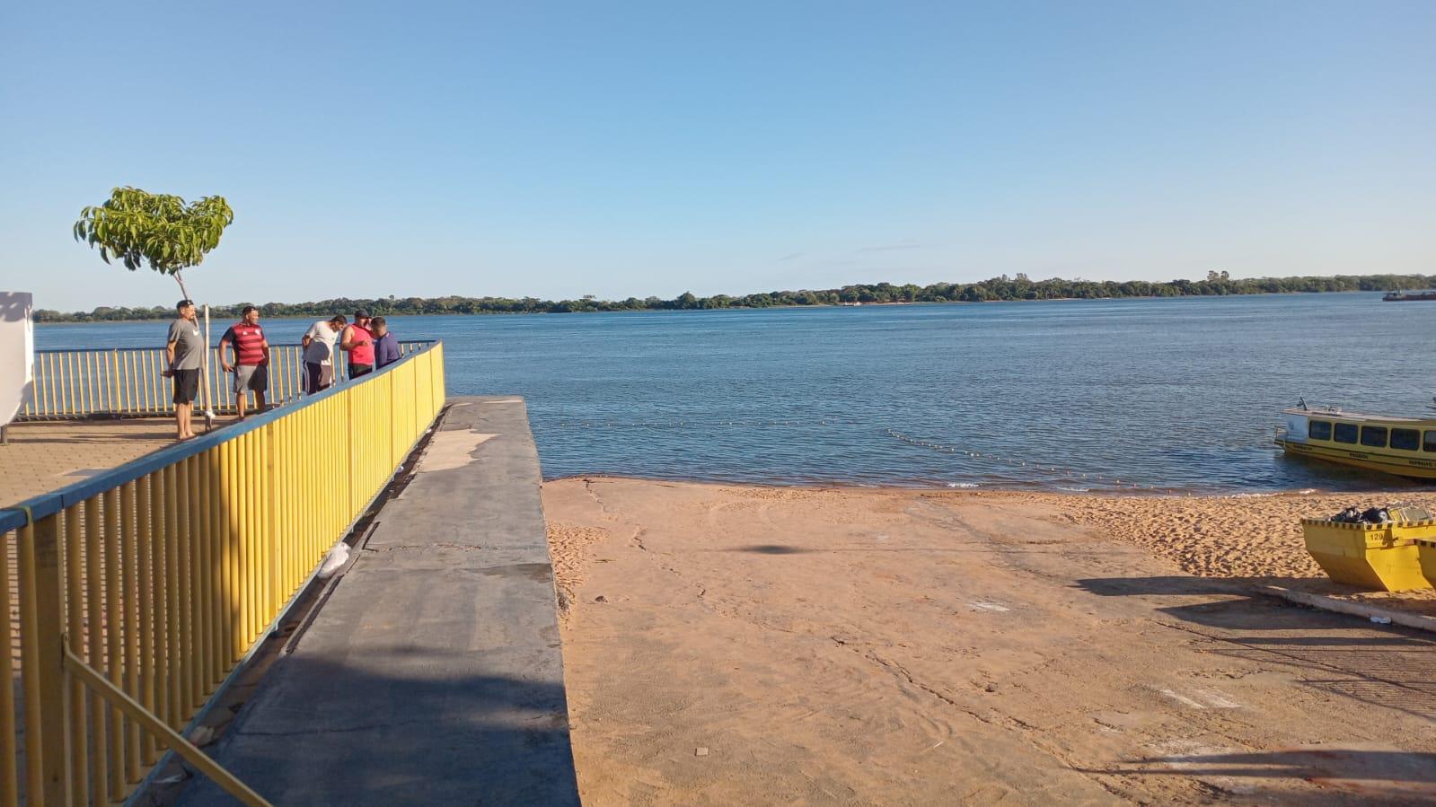 Começa operação para retirar caminhão que caiu no Rio Paraná