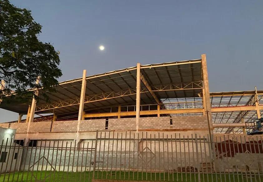 Obra ao lado da Acema chama atenção na Avenida Kakogawa