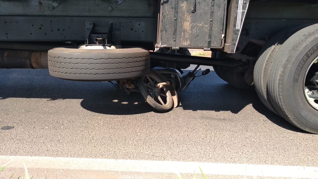 Motociclista morre após parar embaixo de caminhão em acidente em Maringá