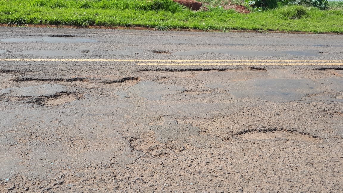 Moradores reclamam de excesso de buracos na PR-463