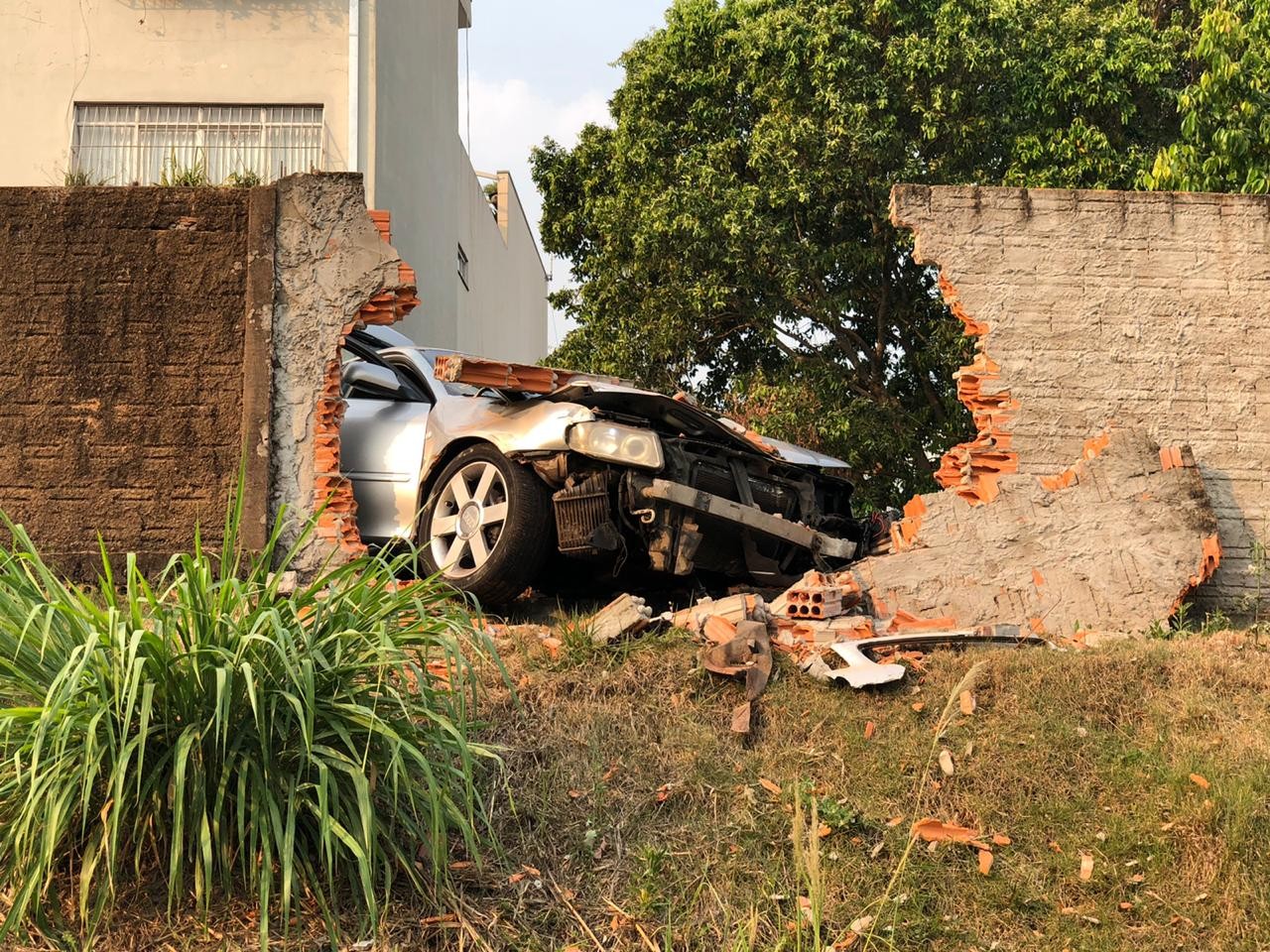 Acusado de espancar namorada é perseguido pela polícia em Guaíra, bate carro em muro, mas escapa