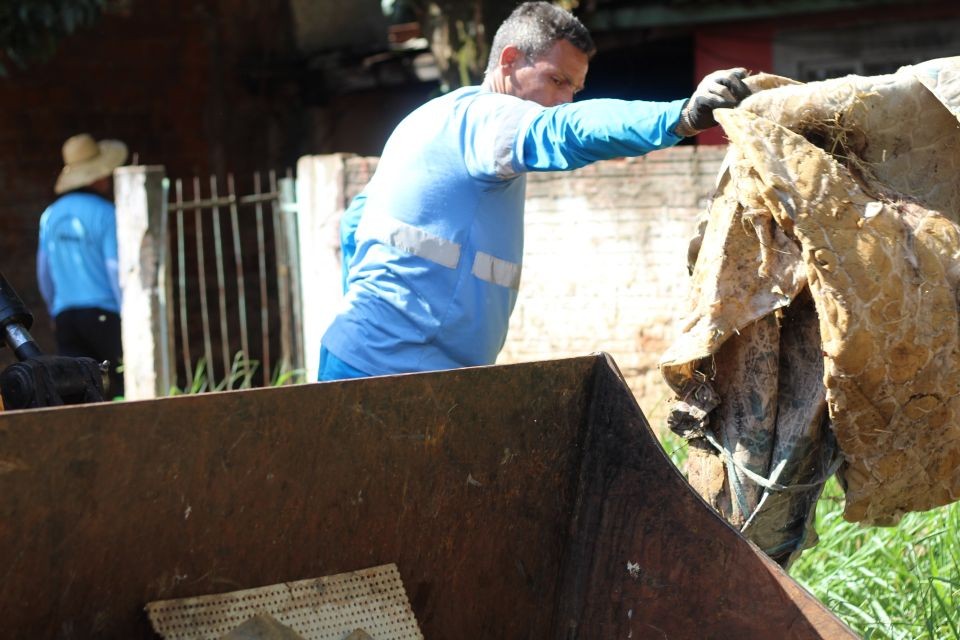 800 kg de materiais que acumulam água são recolhidos em uma única casa em Maringá