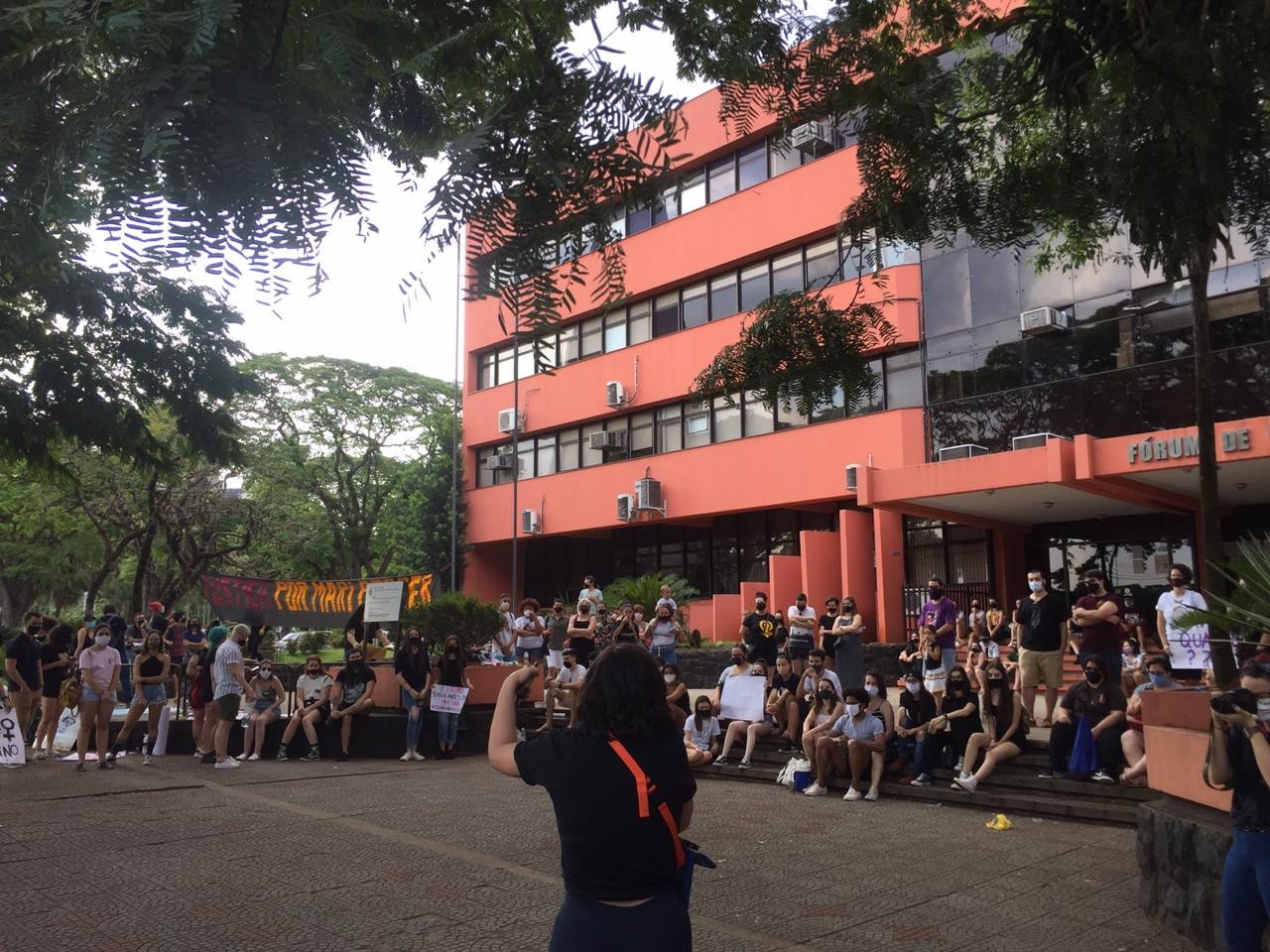 Maringá tem ato pedindo justiça por Mariana Ferrer