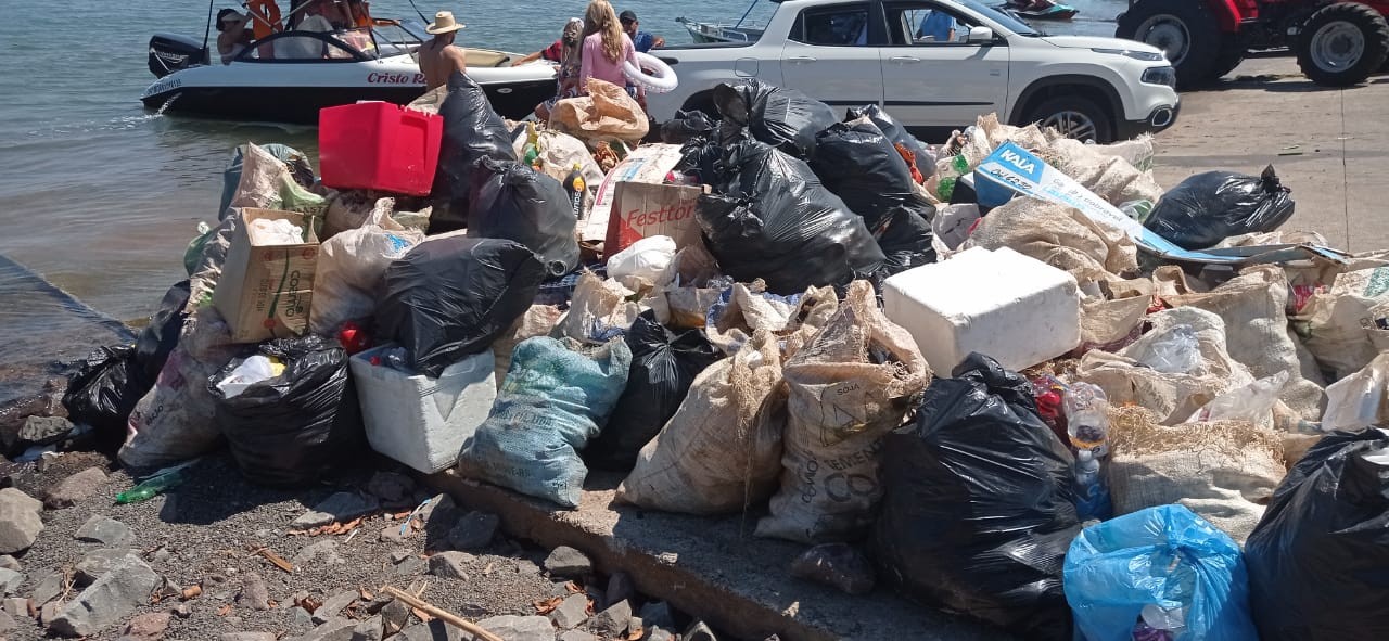 Produção de lixo nas prainhas de Porto Rico neste réveillon foi recorde