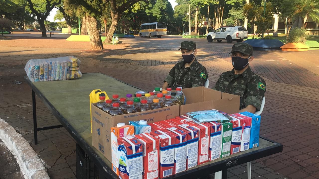 Drive-thru solidário arrecada alimentos, produtos de limpeza e higiene e agasalhos