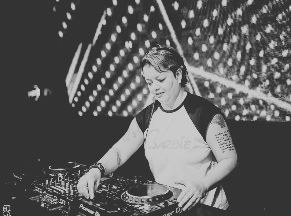 DJ morre após cair de um trio elétrico na Parada da Diversidade em Curitiba