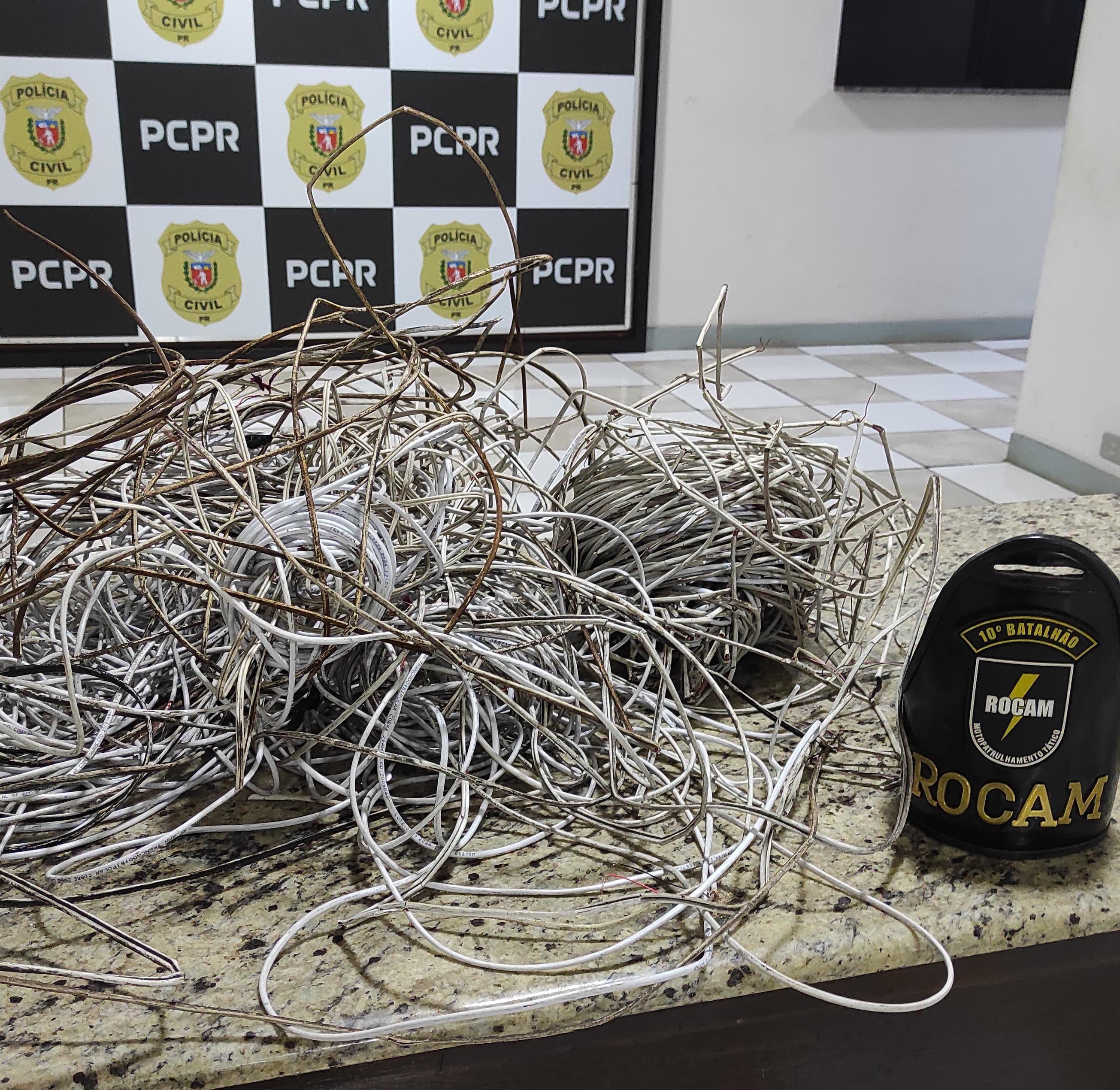 Populares flagram homem furtando fiação de supermercado