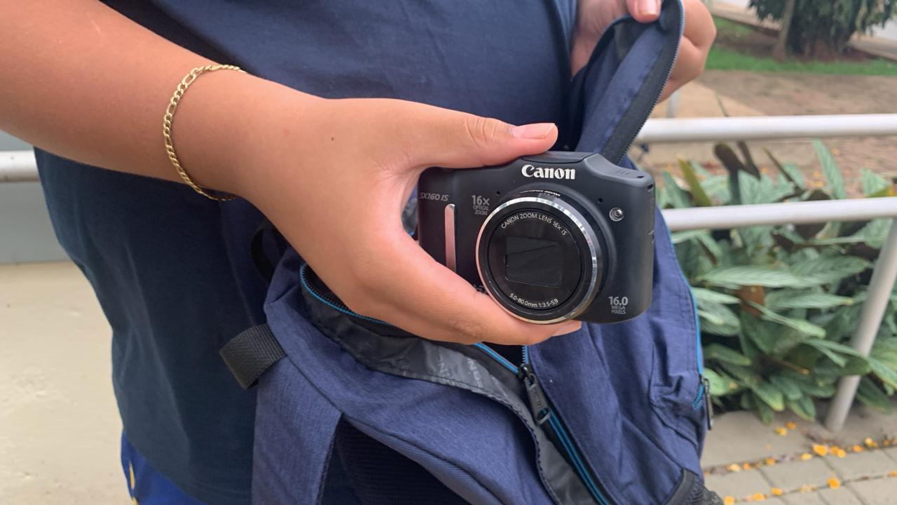 Estudante leva máquina fotográfica para substituir celular em sala de aula
