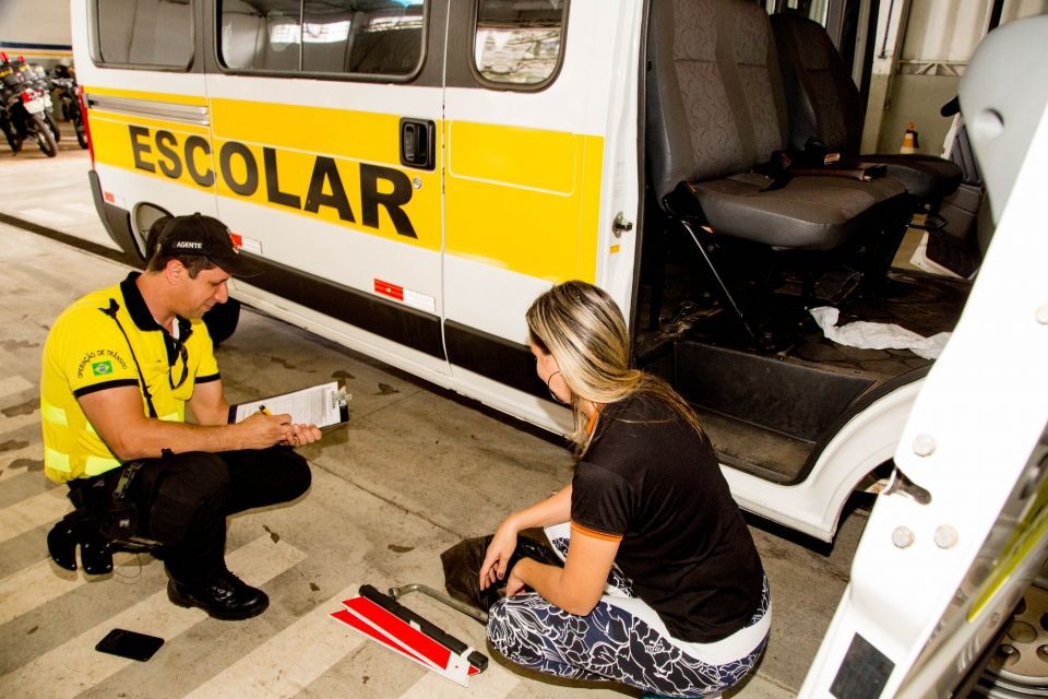 Pais devem cobrar a inspeção semestral do transporte escolar