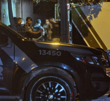 Homem morre em confronto com polícia após invadir casa e atirar em moradores em Maringá