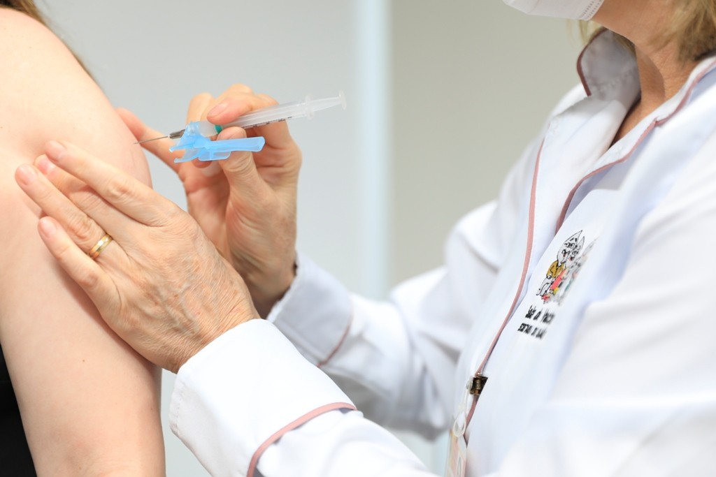 Vacinação em Maringá nessa quarta-feira (18) é para público de 27 a 59 anos