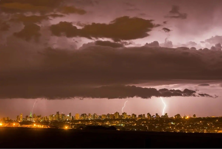 50 raios caíram em Maringá na madrugada desta terça (8)