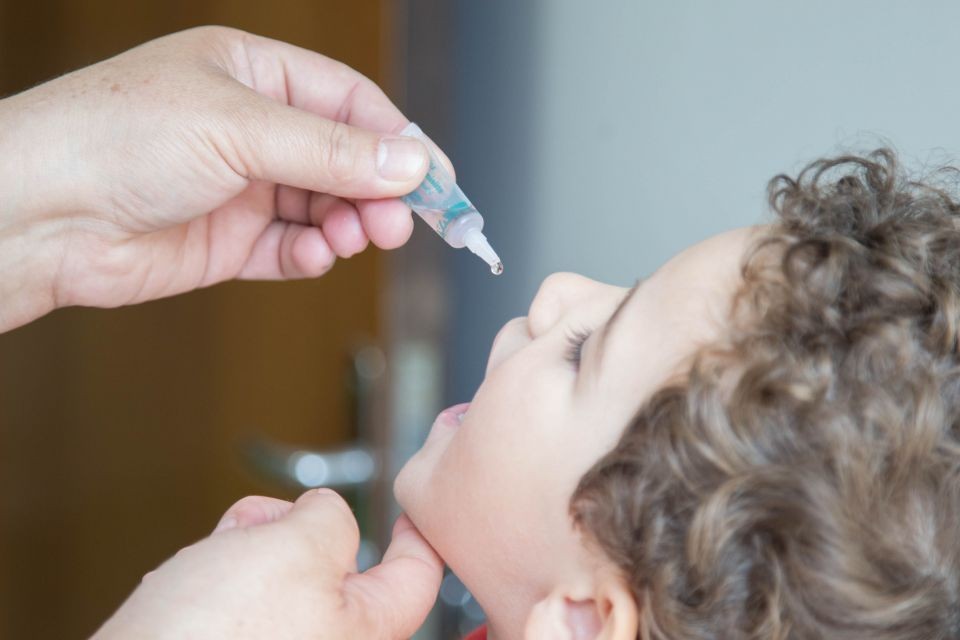 Mais de 21 mil crianças precisam tomar as gotinhas contra a poliomielite em Maringá