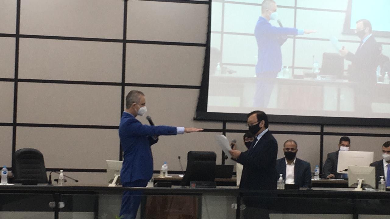 Ulisses Maia toma posse para o segundo mandato como prefeito de Maringá